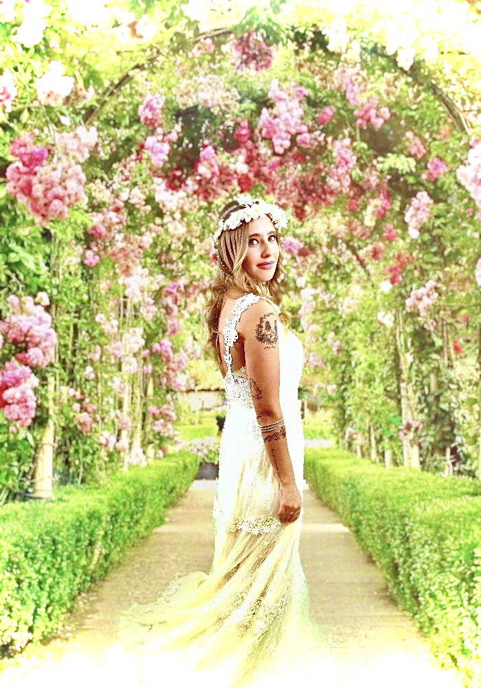 TIENDA DE NOVIA IRUN, ROYAL MAGNIFICAT: Éclatante Élégance CON LA ROPA DE NOVIA&nbsp;BLANCA