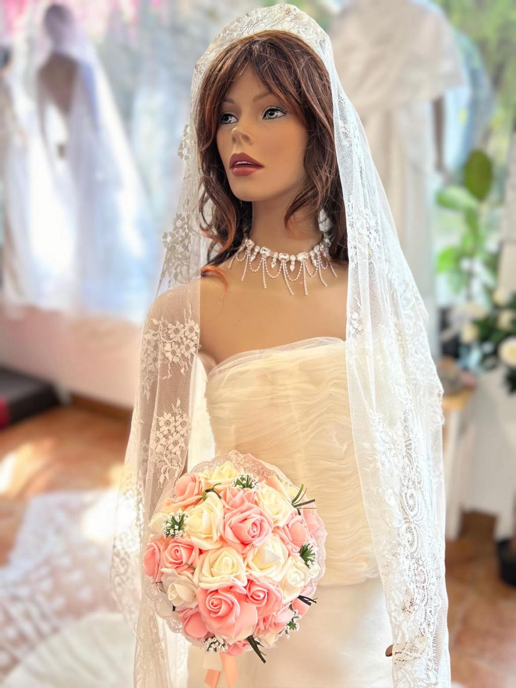 MAGNIFIQUES ET RAFFINEES ROBES DE MARIEE Y VESTIDOS DE NOVIA A PARTIR DE 95 EUROS DANS NOTRE MAGASIN A IRUN A 3 MINUTOS DE&nbsp;HENDAYE.