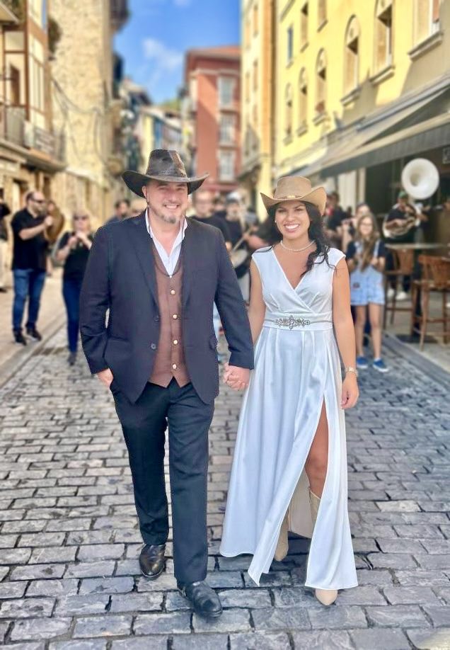 MARIAGE DANS LES RUES D&rsquo;IRUN AVEC LA ROBE DE MARIEE -NOVIAS DE LA BOUTIQUE ROYAL MAGNIFICAT 64 AU PAYS&nbsp;BASQUE-HENDAYE