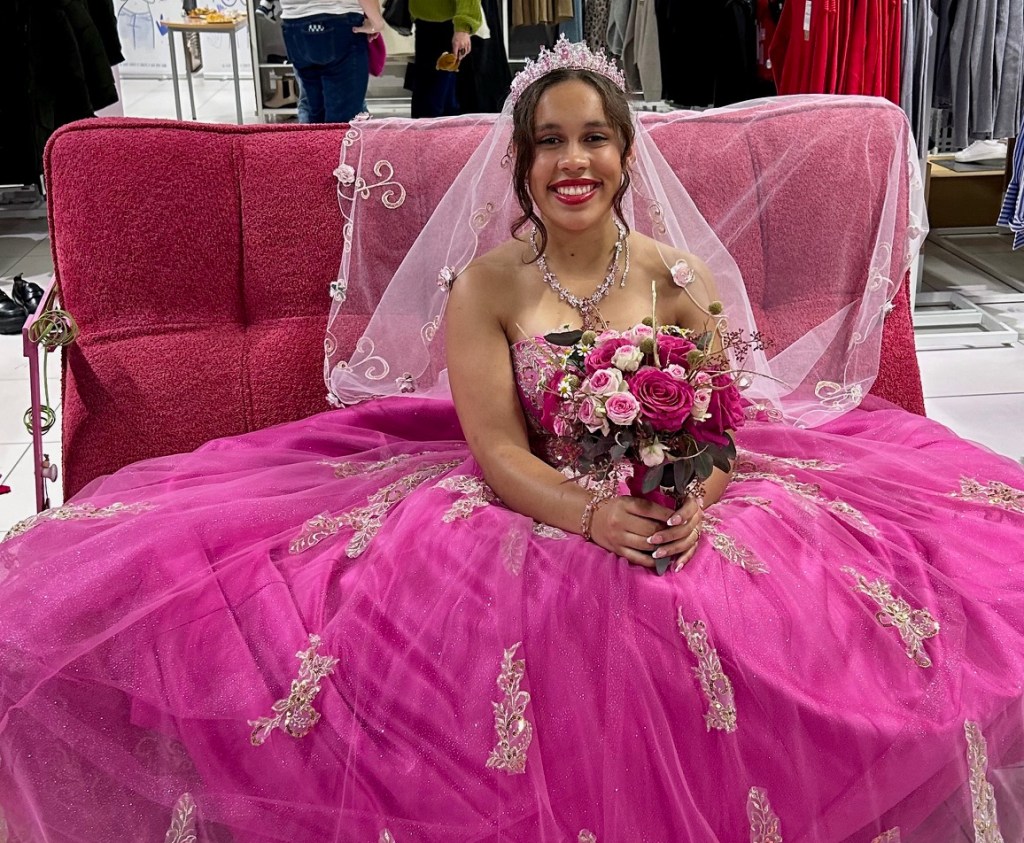 EVENTO DESFILE OCTUBRE ROSADO – OCTOBRE ROSE EN LA TIENDA KIABI, EN ANGLET CON VESTIDO DE NOVIA DE ROYAL&nbsp;MAGNIFICAT.